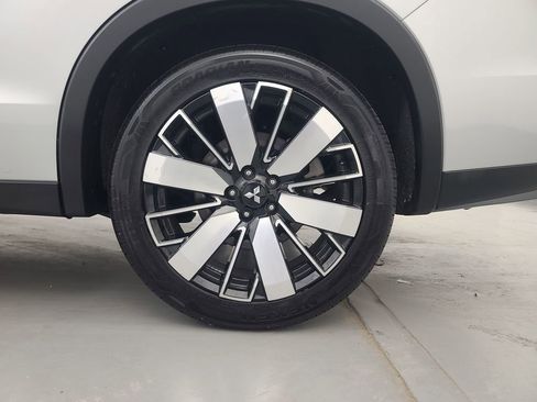 Used 2025 Mitsubishi Outlander SE image 10