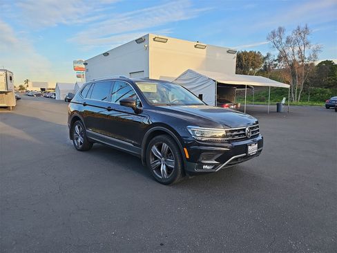 Used 2018 Volkswagen Tiguan SEL Premium image 3
