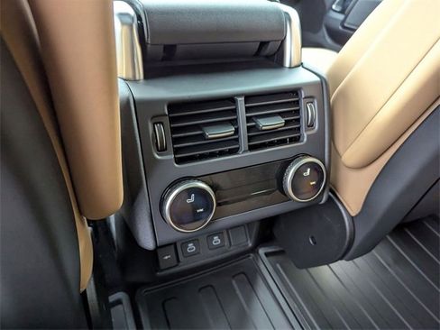 New 2025 Land Rover Discovery Dynamic SE image 13