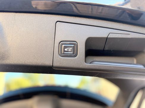 Used 2022 Cadillac XT4 Sport w/ LPO, ONYX Package FWD image 9