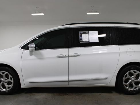 Used 2022 Chrysler Pacifica Limited FWD image 7