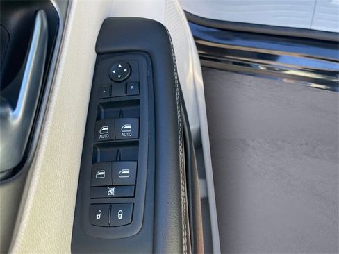 Used 2023 Chrysler Pacifica Touring-L image 16