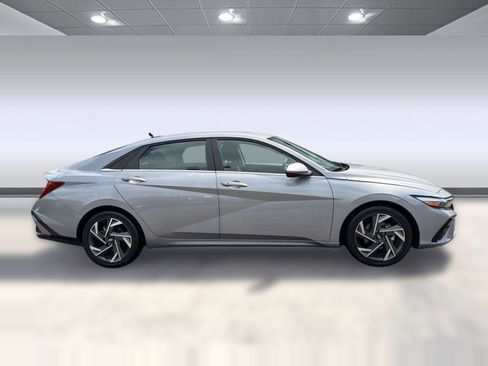 Used 2025 Hyundai Elantra SEL FWD image 8