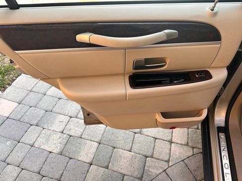 Used 2007 Lincoln Town Car Signature Limited RWD image 68