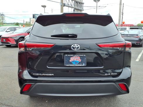 Used 2023 Toyota Highlander XLE AWD/4WD image 5