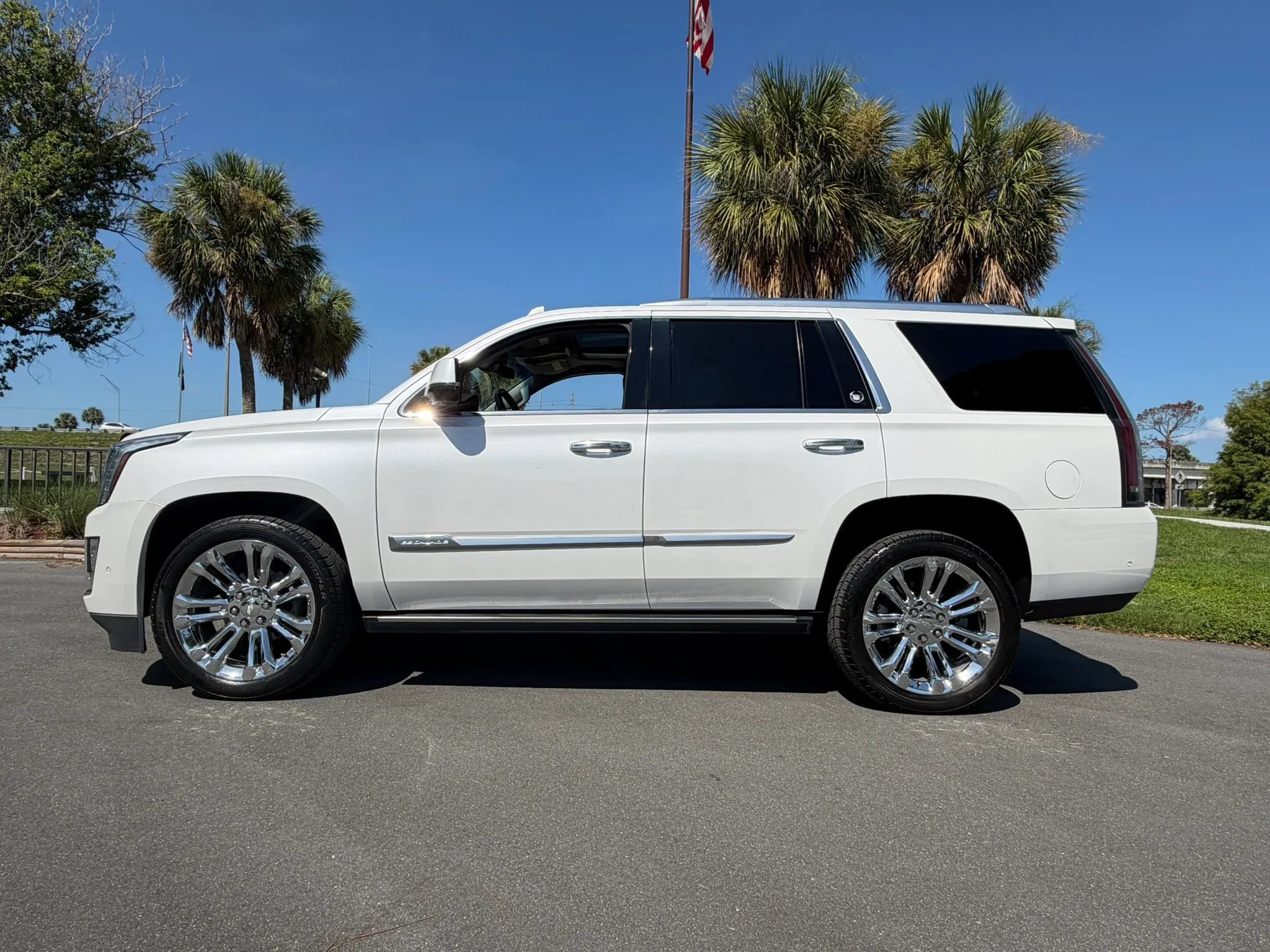 Used 2018 Cadillac Escalade Premium Luxury w/ LPO, Radiant Package RWD image 4