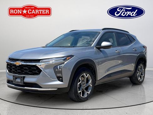 Used 2025 Chevrolet Trax LT FWD image 3