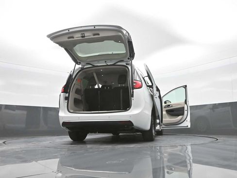 Used 2023 Chrysler Pacifica Touring-L FWD image 46