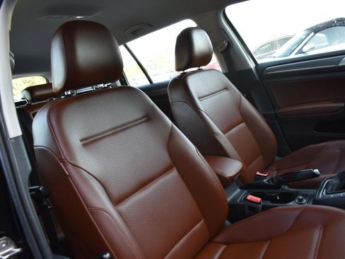 Used 2017 Volkswagen Golf Alltrack S image 32