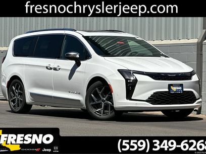 New 2027 Chrysler Pacifica Pinnacle w/ Theater Group