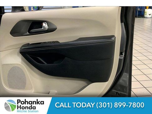 Used 2022 Chrysler Pacifica Touring-L image 26