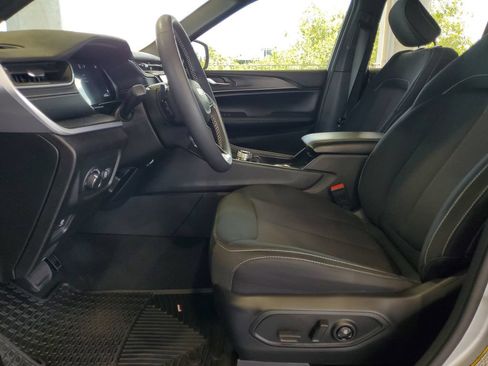 Used 2024 Jeep Grand Cherokee Laredo AWD/4WD image 17