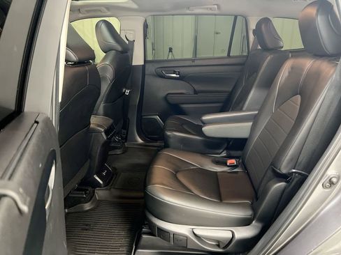 Used 2024 Toyota Highlander XLE image 24