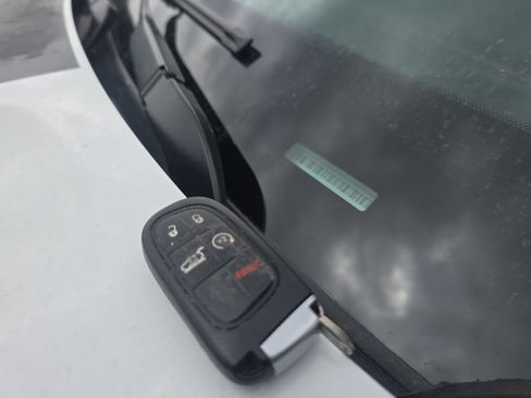 Used 2019 Jeep Cherokee Trailhawk w/ Comfort & Convenience Group AWD/4WD image 11