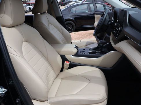 Used 2023 Toyota Highlander XLE FWD image 22