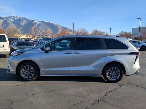 Used 2024 Toyota Sienna LE image 9