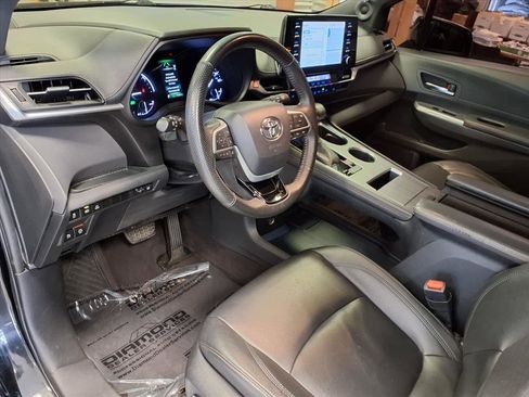 Used 2022 Toyota Sienna XLE Woodland Edition image 17