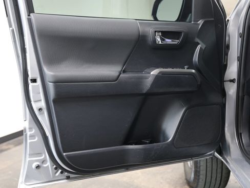 Used 2019 Toyota Tacoma TRD Off-Road w/ Technology Package image 18