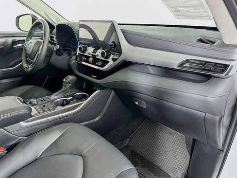 Used 2024 Toyota Highlander Platinum image 32