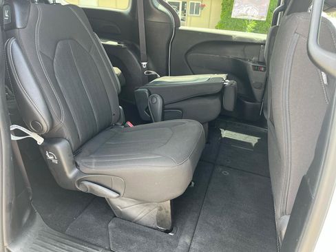 Used 2023 Chrysler Pacifica Touring FWD image 18