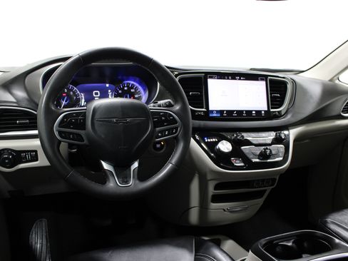Used 2024 Chrysler Pacifica Touring-L FWD image 2