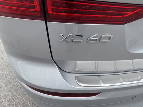 Used 2022 Volvo XC60 B5 Momentum w/ Advanced Package image 6