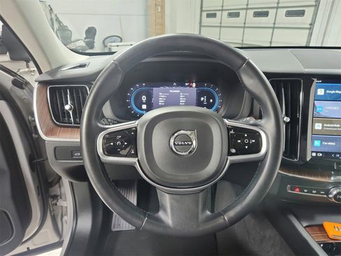 Used 2023 Volvo XC60 B5 Plus image 24