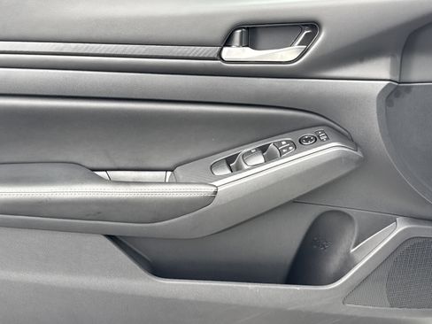 Used 2025 Nissan Altima 2.5 SV image 13