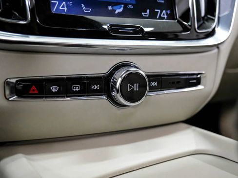 Used 2020 Volvo V60 T5 Momentum image 26