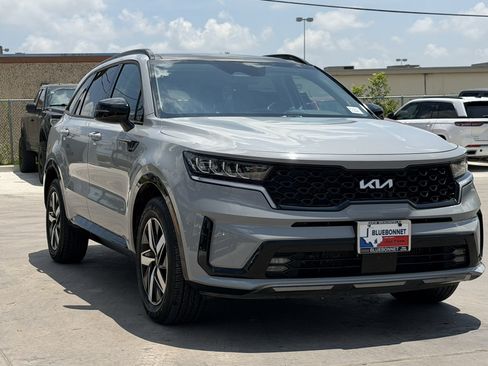Used 2023 Kia Sorento EX w/ Panoramic Sunroof Package FWD image 3