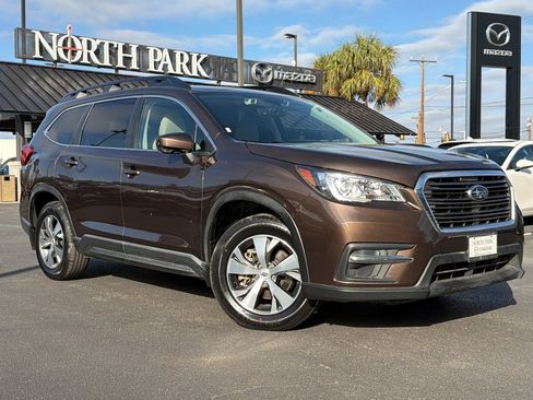 Used 2019 Subaru Ascent Premium image 2