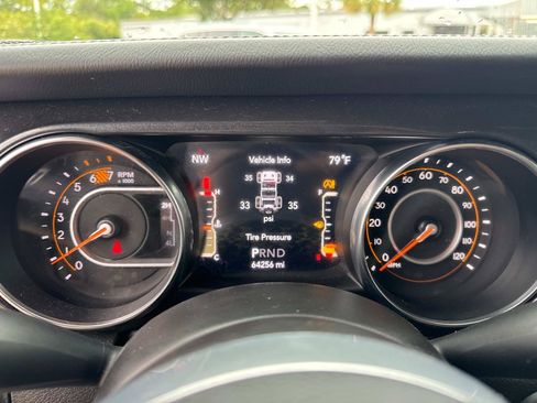 Used 2022 Jeep Wrangler Unlimited Sahara AWD/4WD image 30