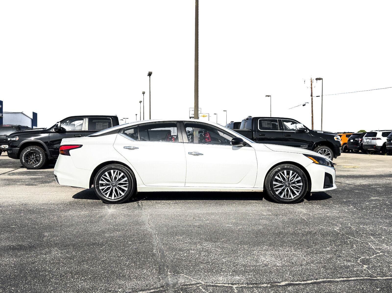 Used 2025 Nissan Altima 2.5 SV FWD image 8