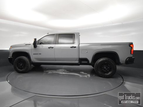 Used 2025 Chevrolet Silverado 2500 ZR2 w/ Technology Package AWD/4WD image 3
