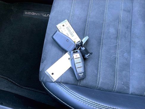 Used 2024 Mitsubishi Outlander SE image 33