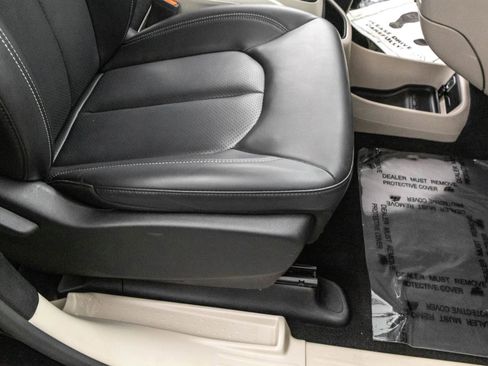 Used 2023 Chrysler Pacifica Touring-L image 39