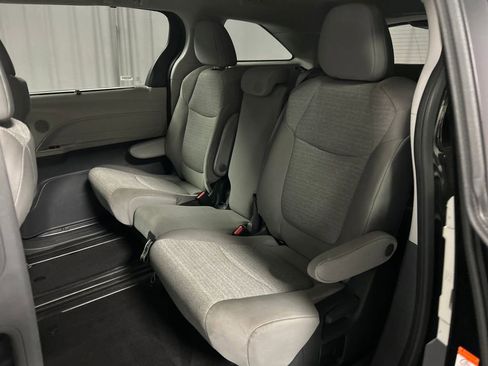Used 2024 Toyota Sienna LE image 21