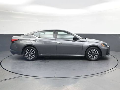 Used 2025 Nissan Altima 2.5 SV FWD image 3