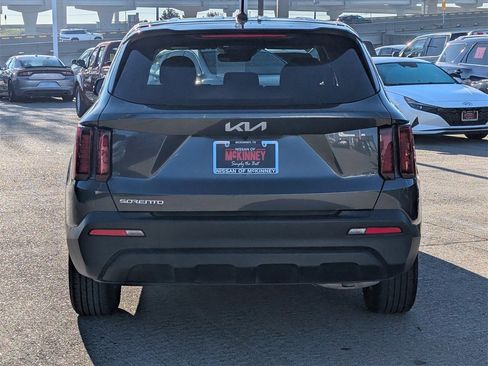 Used 2023 Kia Sorento LX image 5