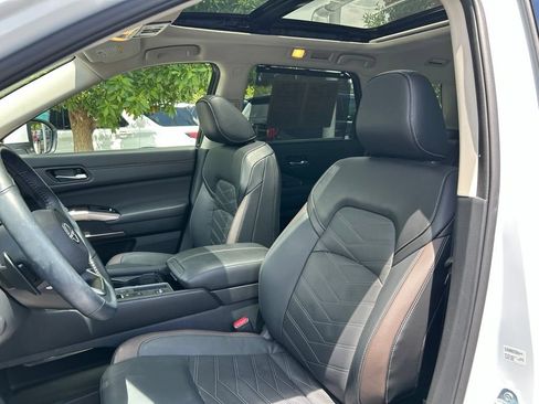 Used 2025 Nissan Pathfinder Platinum FWD image 20