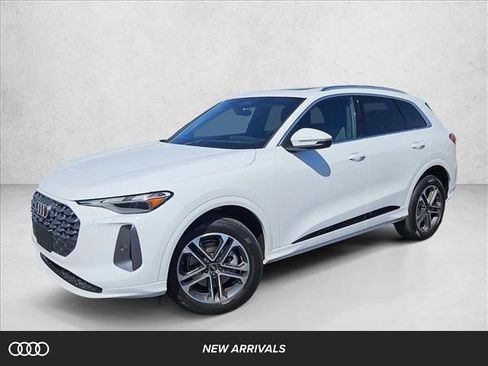 Used 2025 Audi Q5 Premium w/ Convenience Package image 1