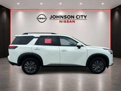 Used 2025 Nissan Pathfinder SV AWD/4WD image 3