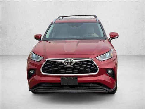 Used 2021 Toyota Highlander XLE AWD/4WD image 2