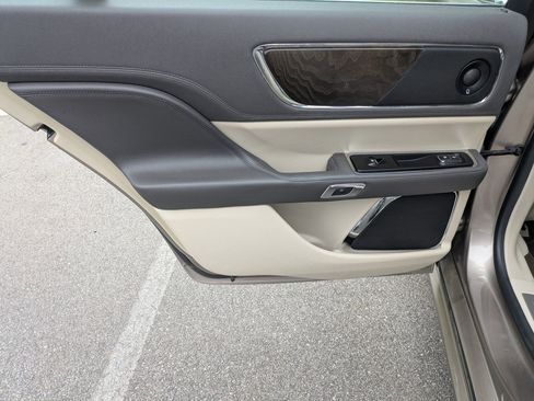 Used 2019 Lincoln Continental Reserve FWD image 27