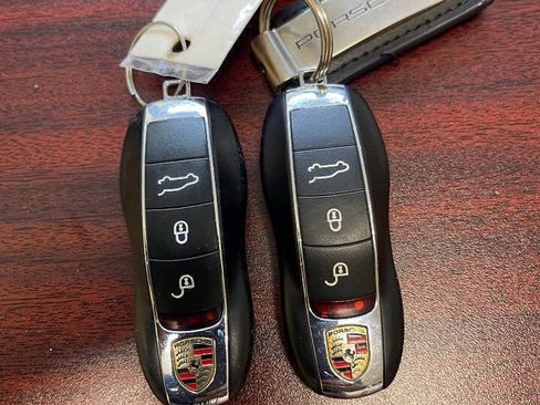 Used 2018 Porsche Macan AWD/4WD image 11