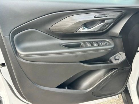 Used 2024 GMC Terrain SLT image 25