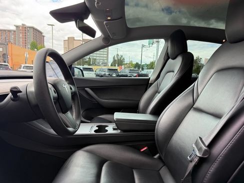 Used 2022 Tesla Model Y Long Range AWD/4WD image 13