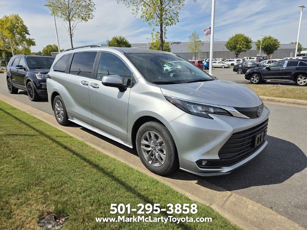 Used 2025 Toyota Sienna XLE FWD image 3