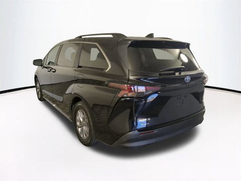 Used 2025 Toyota Sienna XLE image 7