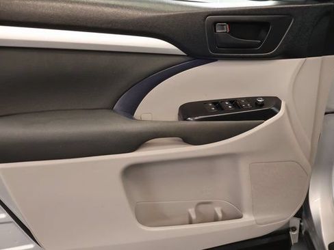 Used 2017 Toyota Highlander LE FWD image 10
